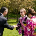 Kirsikankukkakuninkaalliset tervehtivät suurlähettiläs TakashiMurataa, kuva Emilia Pippola.
