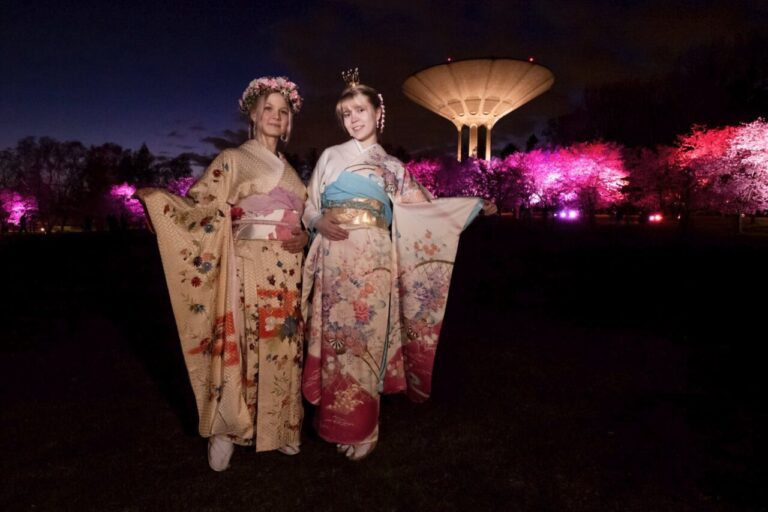 Suomen kirsikankukkakuningatar ja prinsessa kuvattuna kimonoissa.