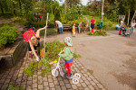 Talkoot Roihuvuoren Tuhkimonpuistossa 6.6.2014: maalausta, kasvien istutusta sekä ruokaa ja musiikkia talkooväelle.